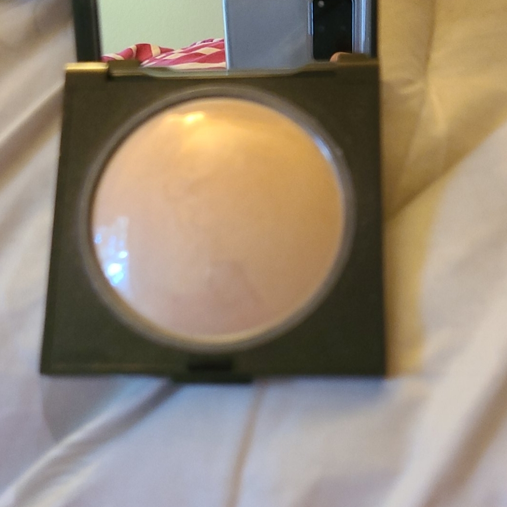 Laura Mercier highlight-01 - Picture 2 of 3